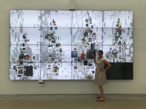 Petra vor der Collection Wall
