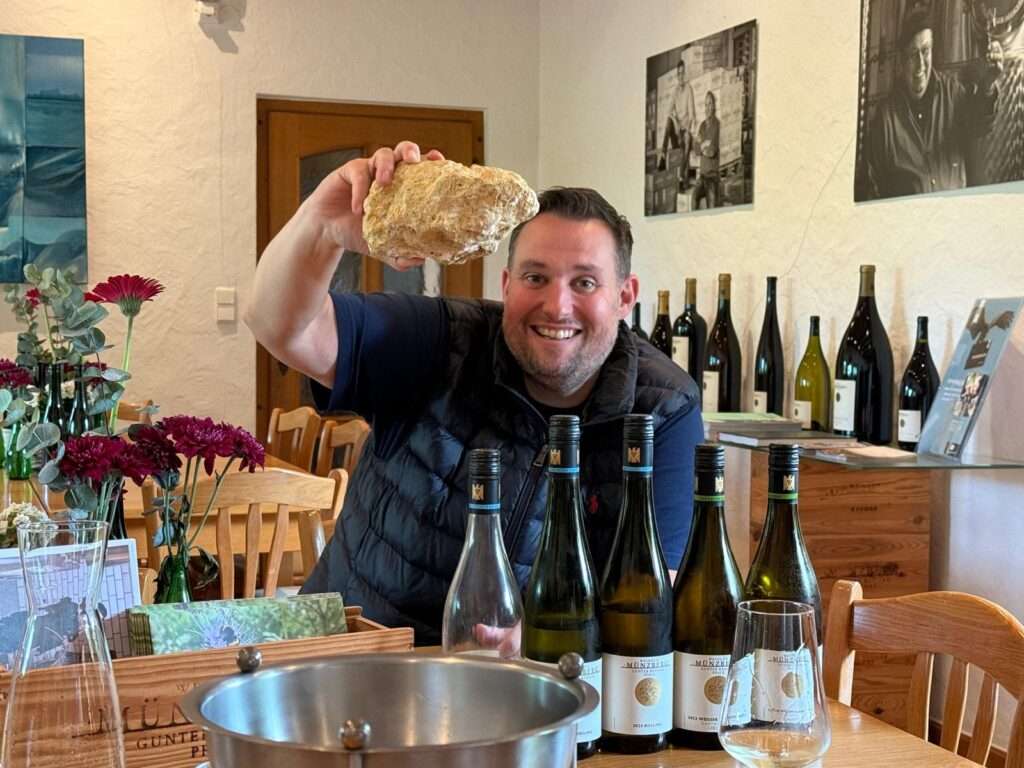 Weinführung beim Weingut Münzberg – Besuchergruppe erhält Einblicke in die Weinproduktion in der Südpfalz