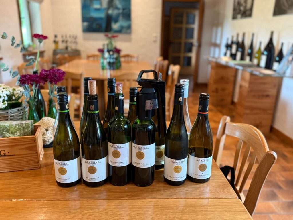 Weingut Münzberg Verkaufsraum – Magnumflaschen und Weinpräsentation in stilvollem Ambiente mit regionalen Informationen