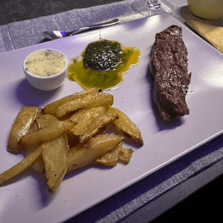 Flanksteak mit Kartoffeln auf einem Teller